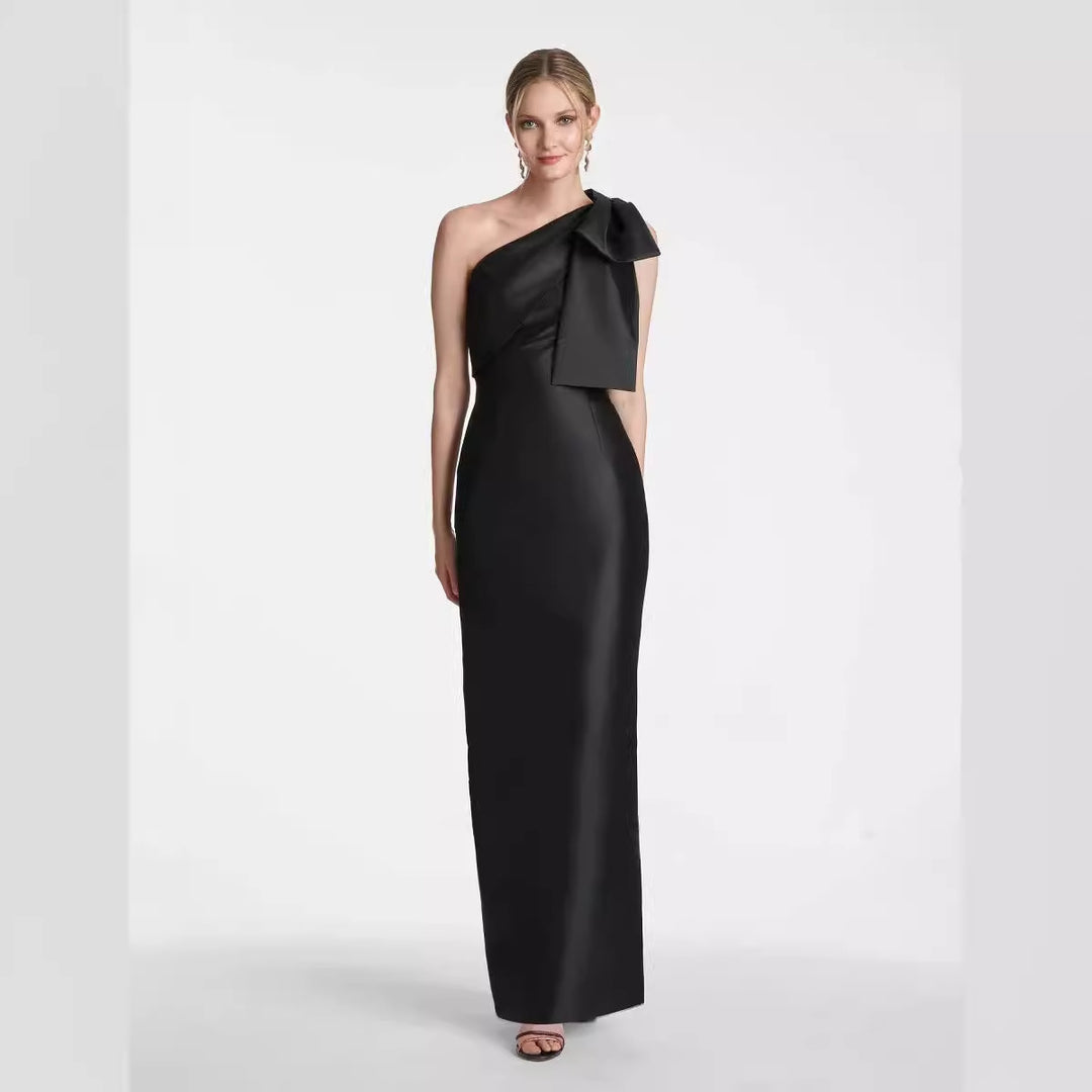 Dame elegant aftenkjole med asymmetrisk design og foldet skulderaccent Stilla