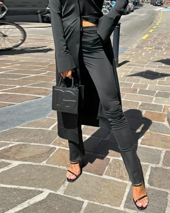 Kvinders elegante blazer outfit med højhalset skjorte og figursyddere leggings