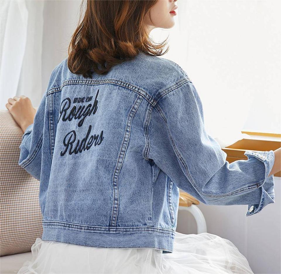 Dame denimjakke med detaljeret broderet tekst Stilla