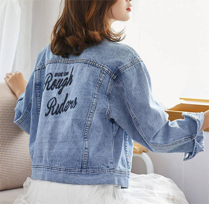 Dame denimjakke med detaljeret broderet tekst Stilla