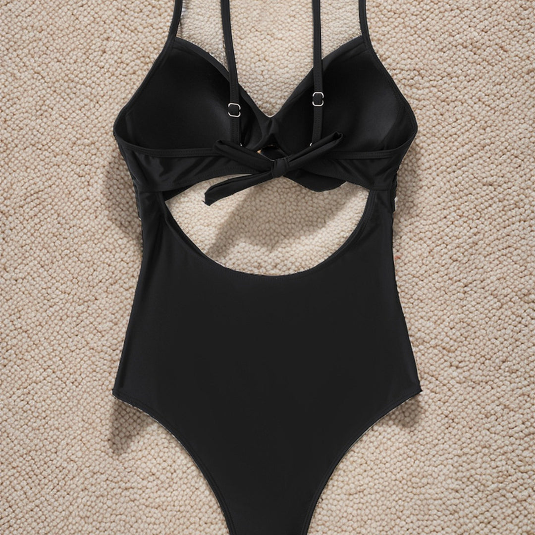 Dame Én-delt Badetøj med elegant Cut-Out-design og feminine Rynkeelementer Stilla