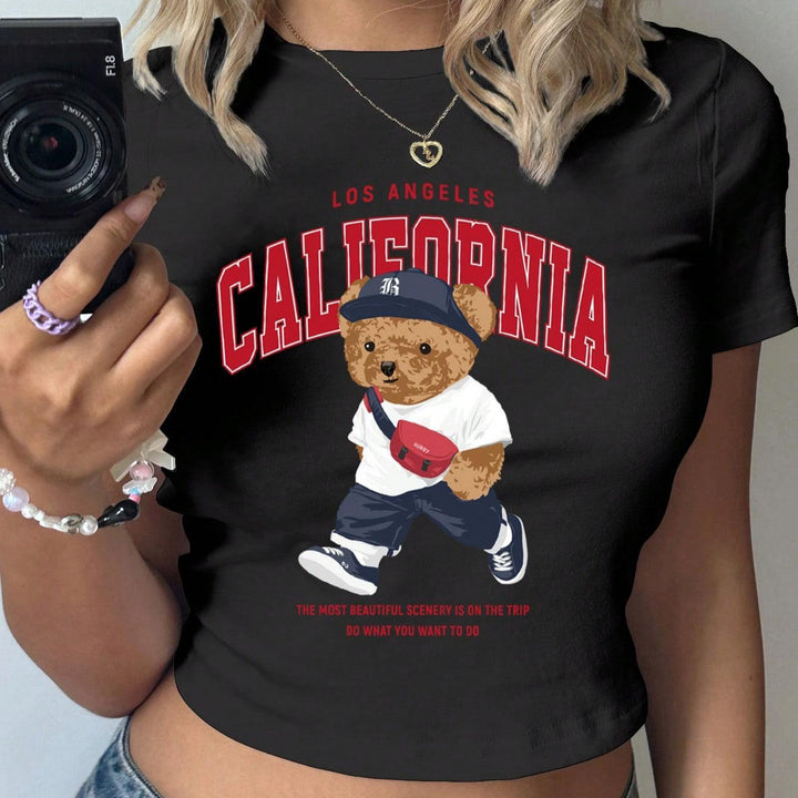 Dame Crop-T-Shirt med legende bjørnemotiv og moderigtigt skrift Skovae