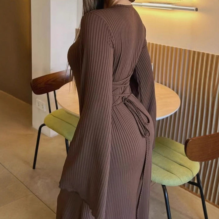 Dame maxi kjole med brede flared ærmer og elegante detaljer Stilla