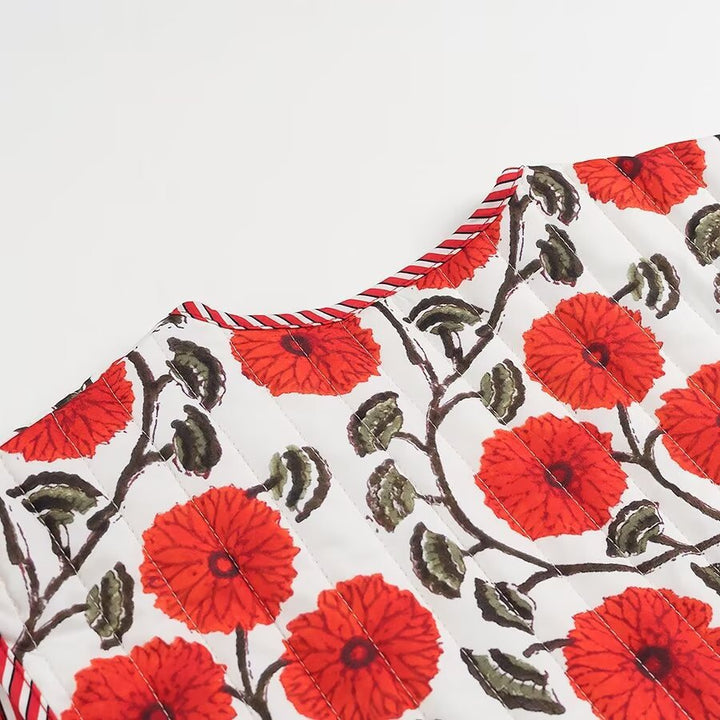 Dame blomsterbroderet vest med knapdetaljer og bundet taljesnor Stilla