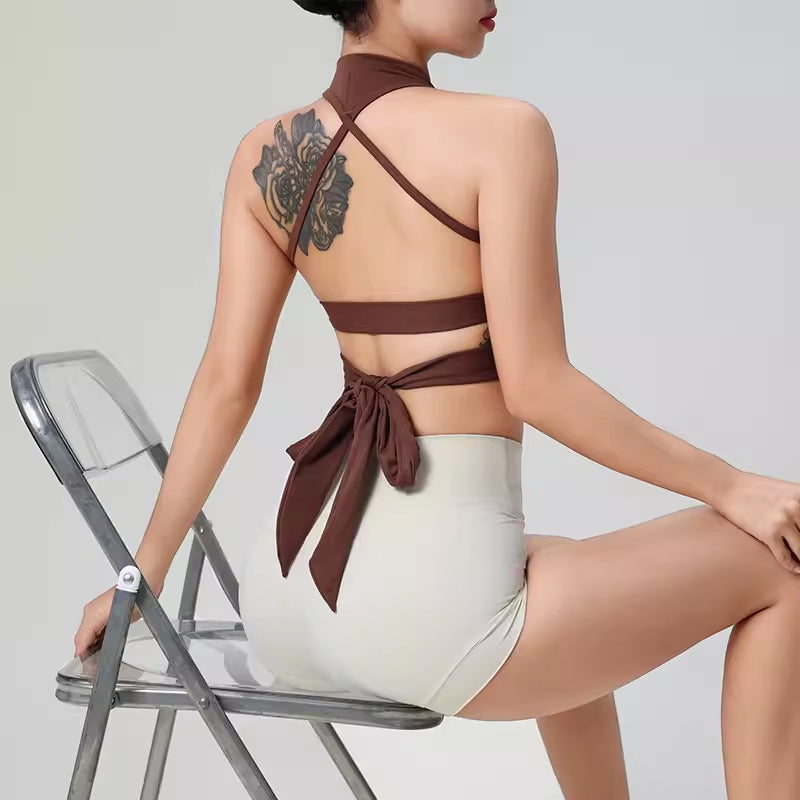 Dame Sporty Crop-top med innovativt rygdesign og justerbar bindedetalje Stilla