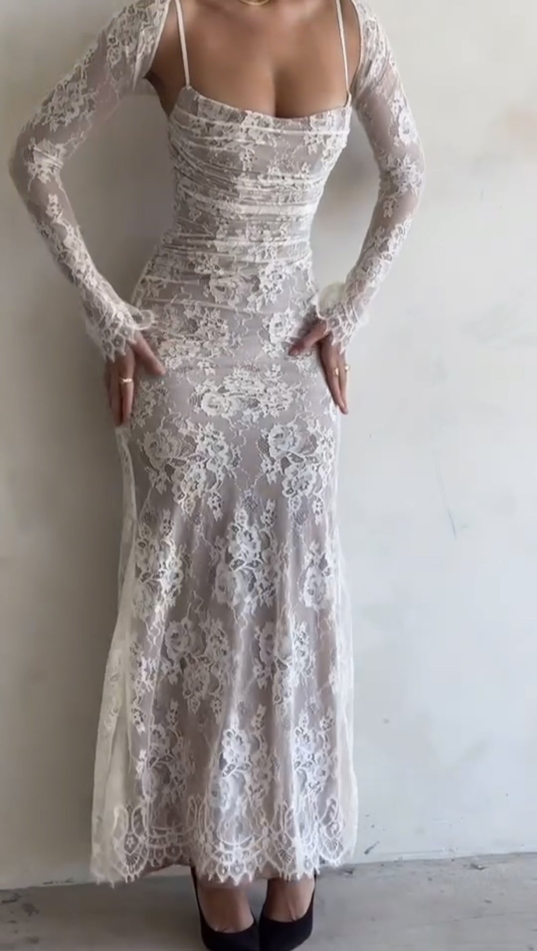 Kvinders Blonde Maxi Kjole med Elegante Ruffles Detaljer og Dybt Slids