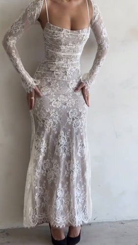 Kvinders Blonde Maxi Kjole med Elegante Ruffles Detaljer og Dybt Slids
