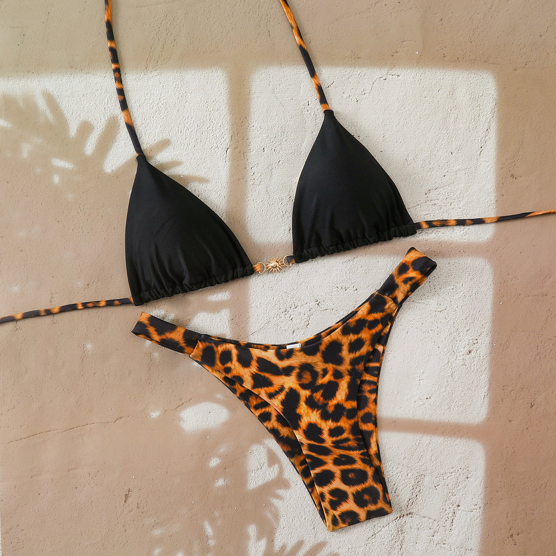 Dame triangle-bikini med elegant prikket design og stilfuld kontrast skovæ