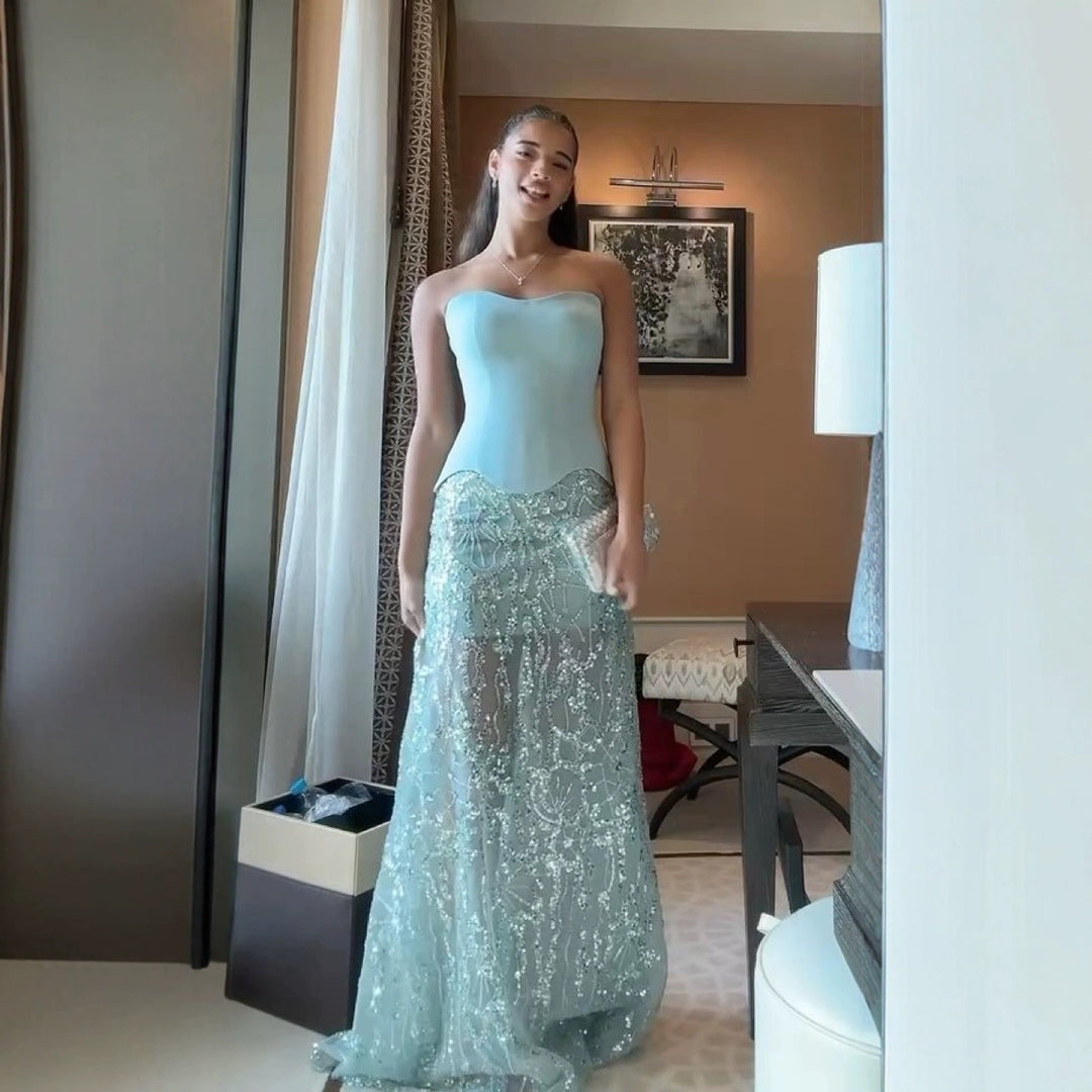 Dame aftenkjole med glitrende top og elegant broderi