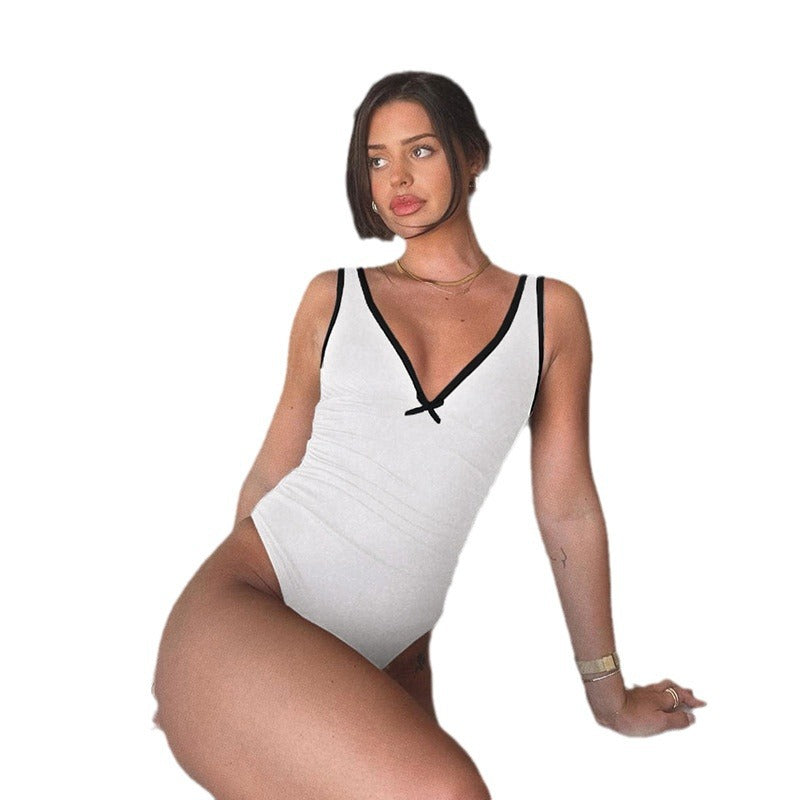 Damen eleganter Badeanzug mit asymmetrischem Schnitt und raffinierten Akzenten Skovae