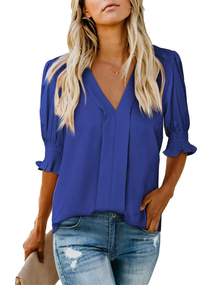 Dame elegant bluse med V-udskæring og flæsedetaljer Stilla