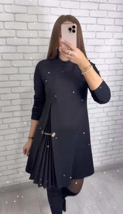 Kvinders elegante kjole med drapering og taljebælte Skovae
