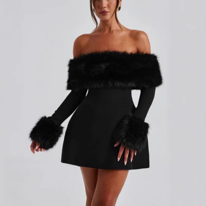 Kvinders mini kjole med elegant off-shoulder design og luksuriøse faux fur accenter
