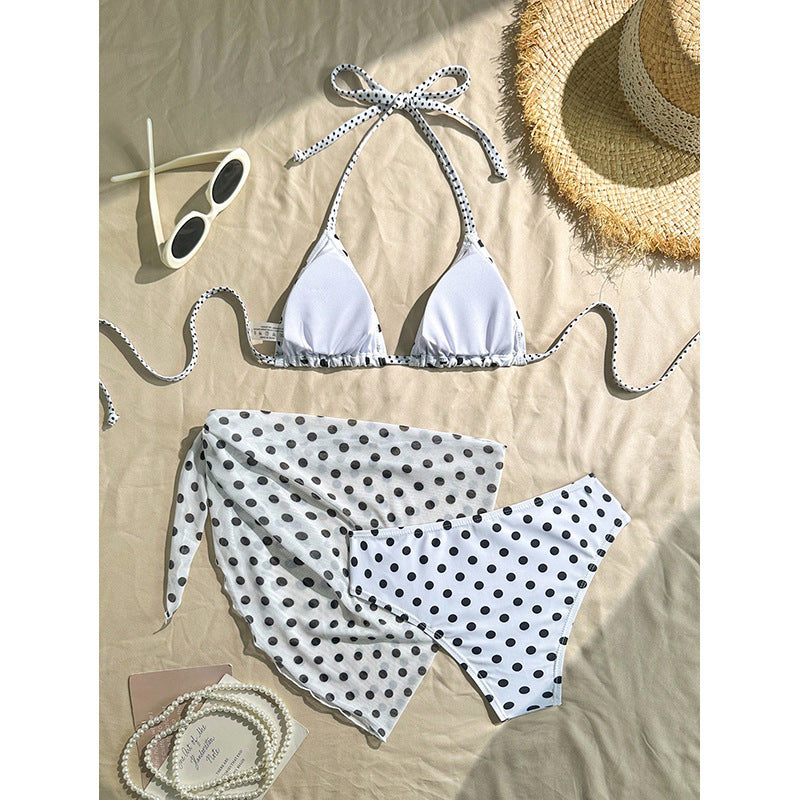 Dame trekant bikini med legende polka-prikker mønster og suppleret med en elegant indpakningssand Del Skovae