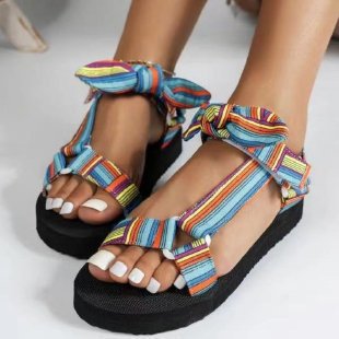 Dame Wedge-sandaler med farverigt remdesign og stilfulde bånd Stilla