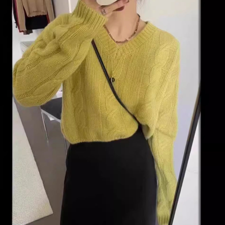Kvinders strikket sweater med fletmønster og V-hals Stilla