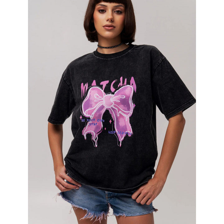 Dame T-shirt med kreativt sløjfemotiv og urbant grafisk tryk Stilla