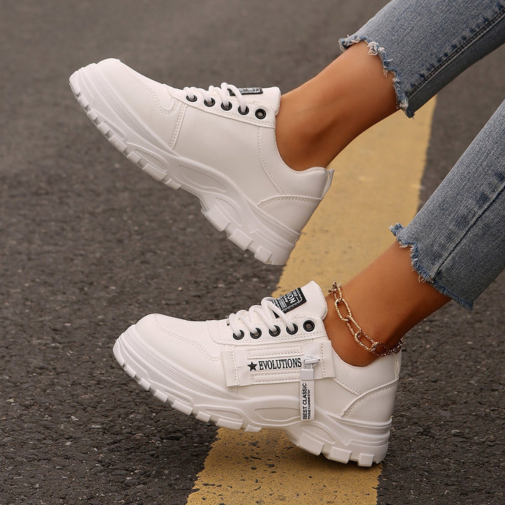 Dame sneakers med kontrasterende elementer og sporty sål Stilla