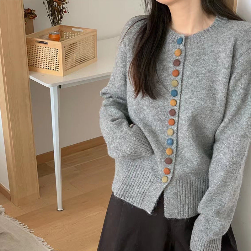 Kvinders cardigan med farverige knapdetaljer og blødt filtmateriale Stilla