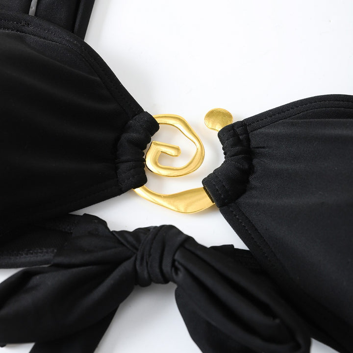 Dame Elegant skåret bikini-sæt med dekorative metallelementer Skovae
