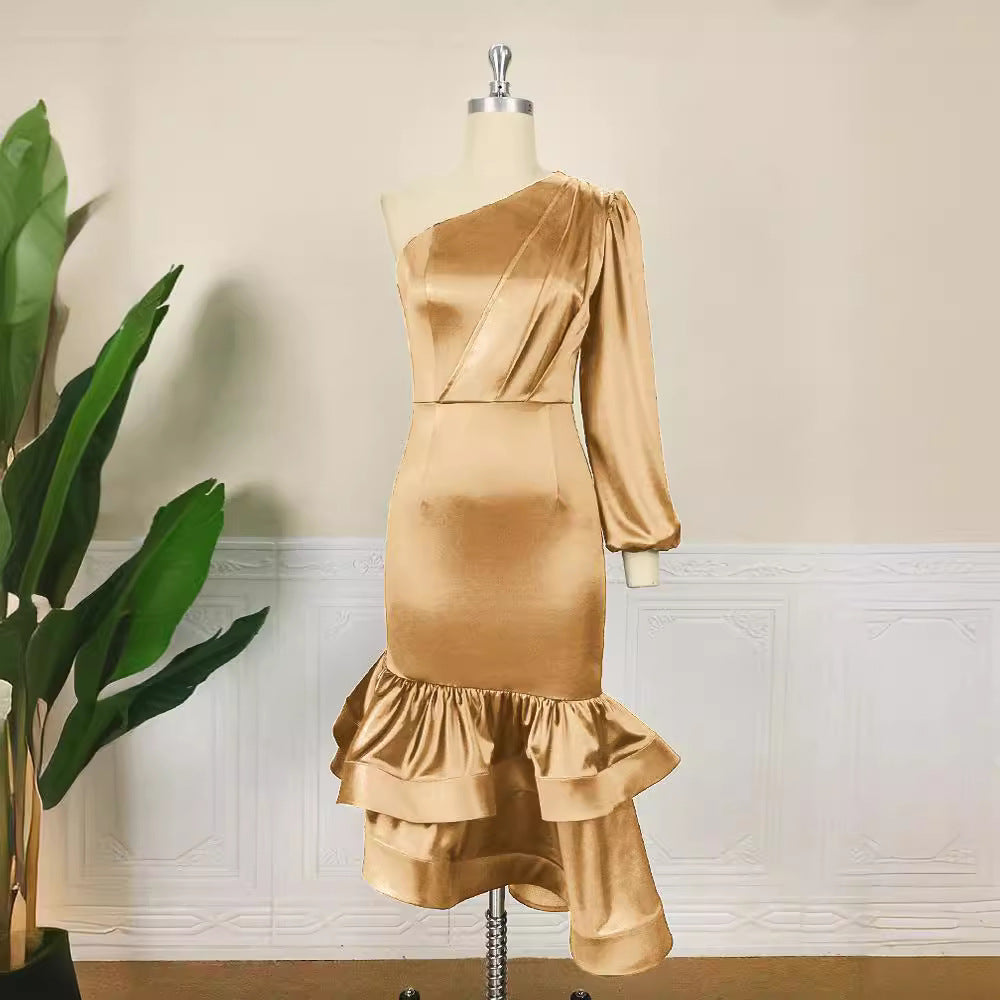 Dame Eksklusiv Satin Kjole med asymmetrisk Design og voluminøs Flæse-Søm Skovae