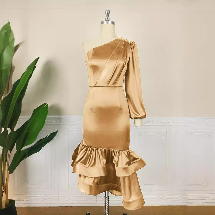 Dame Eksklusiv Satin Kjole med asymmetrisk Design og voluminøs Flæse-Søm Skovae