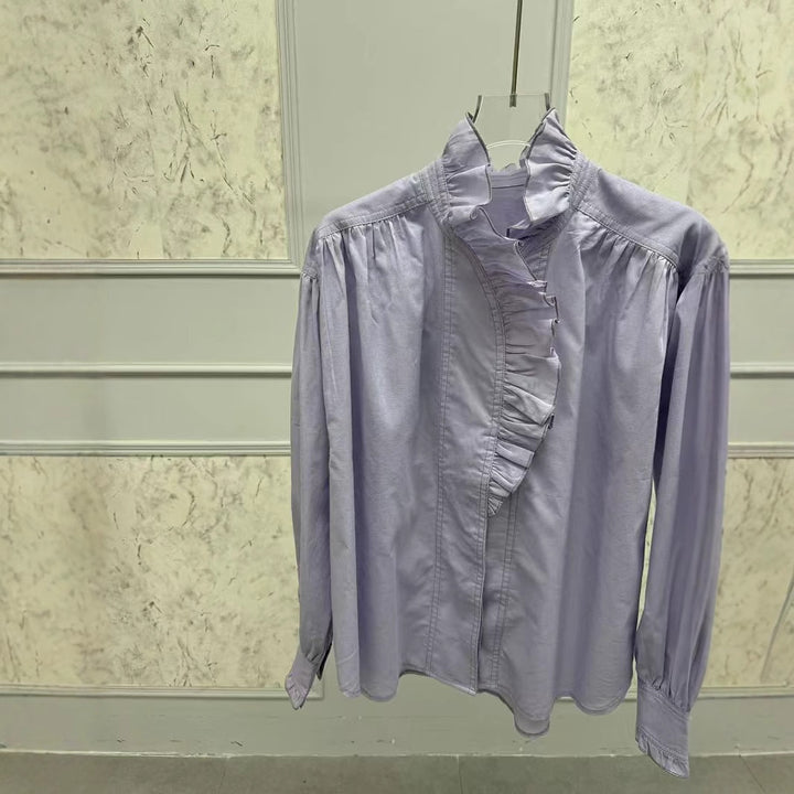 Dame Langærmet bluse med voluminøse ruffles detaljer og elegant krave Stilla