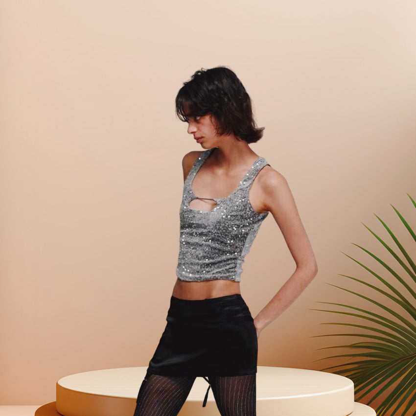 Kvindelig glitrende crop top med skinnende effekt og bådudskæring Skovae