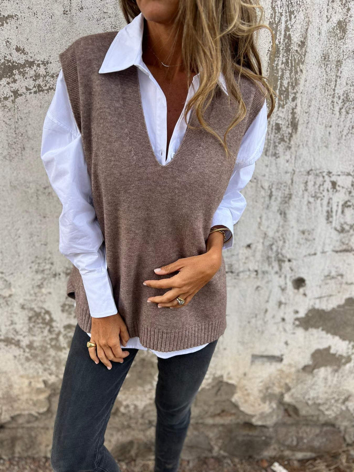 Dames elegant strikvest med V-hals og fine rib detaljer Stilla