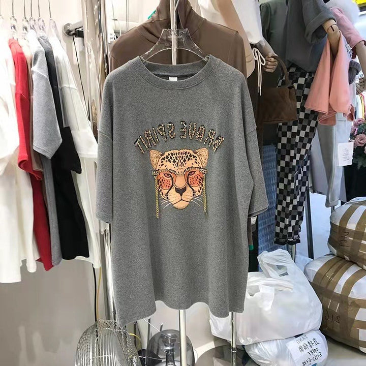 Dame T-shirt med moderigtigt leopardmotiv og glitterende accenter Stilla