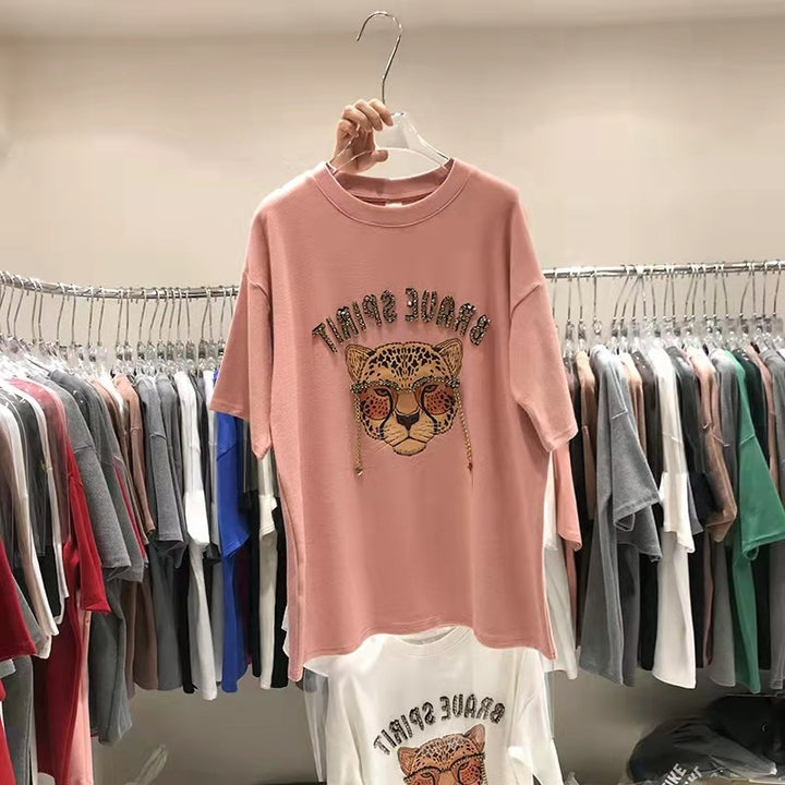 Dame T-shirt med moderigtigt leopardmotiv og glitterende accenter Stilla