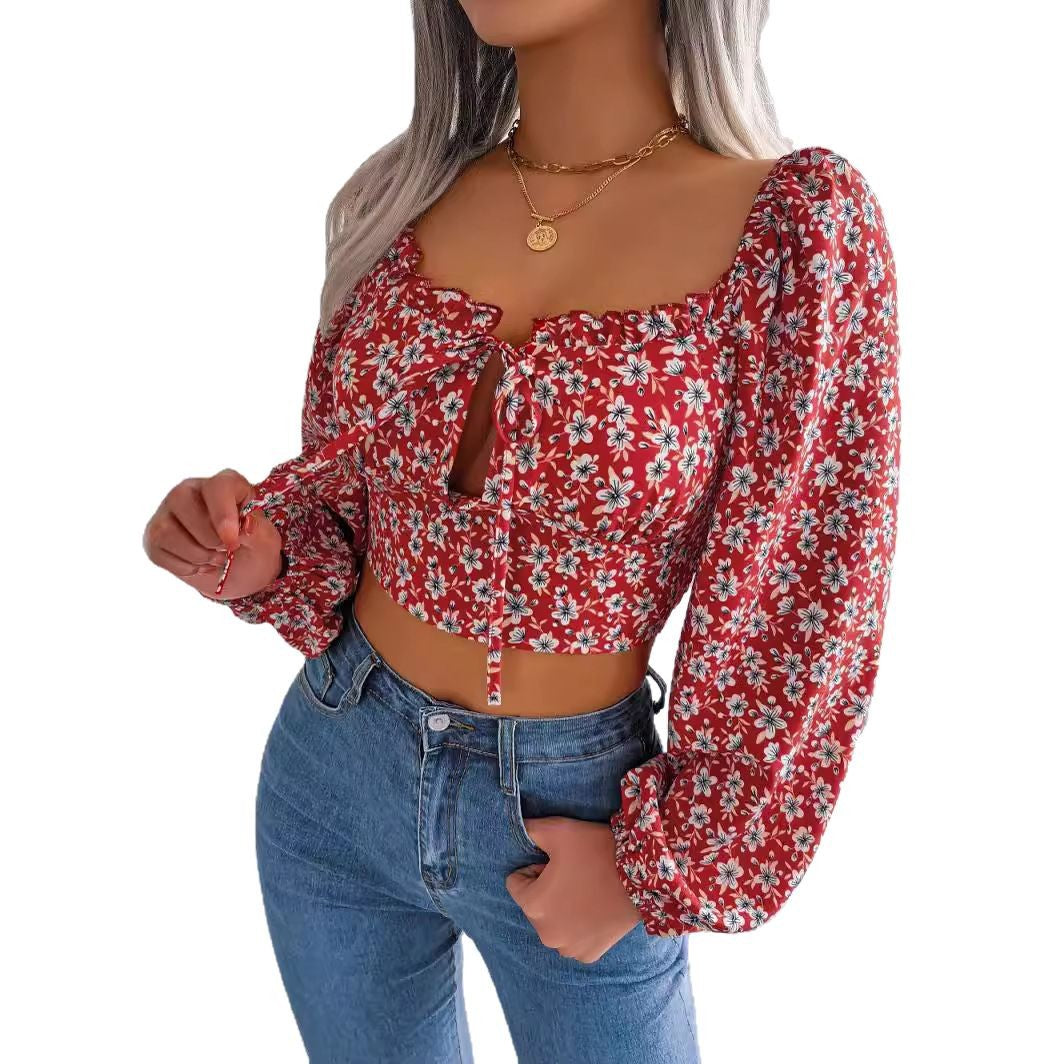 Damebluse med rynker og blomsterdesign Stilla