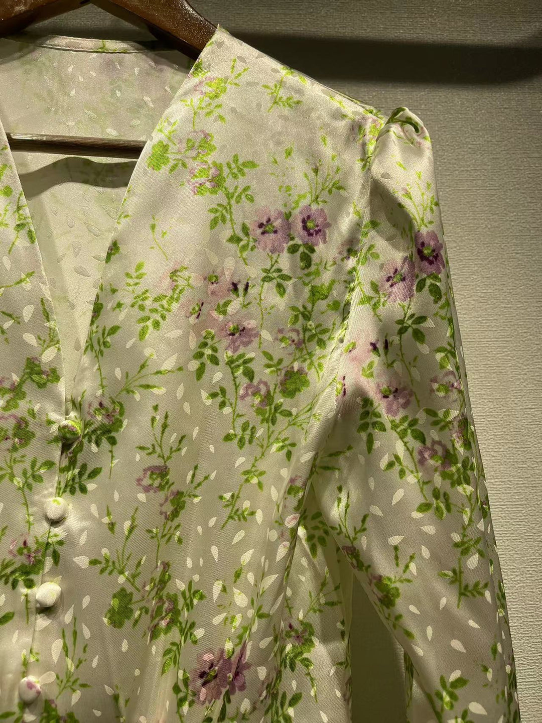 Damebluse med blomsterprint og elegant V-hals Stilla