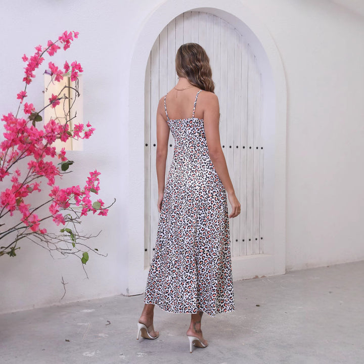 Dame maxikjole i moderne leopardprint med feminin pasform og smalle stropper Stilla