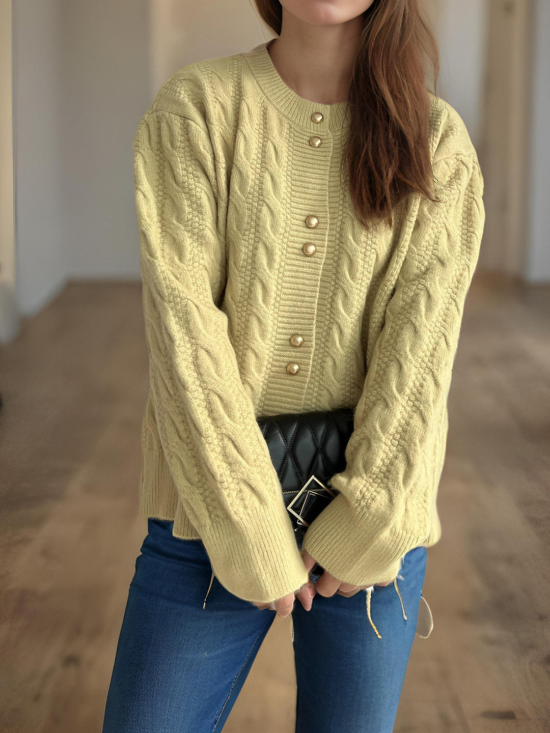 Dame chunky strik cardigan med dekorative knapper og kabelmønster Stilla