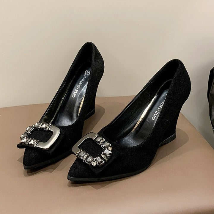 Dame Wedge-Pumps med luksuriøs smykkedetalje og elegant design Stilla