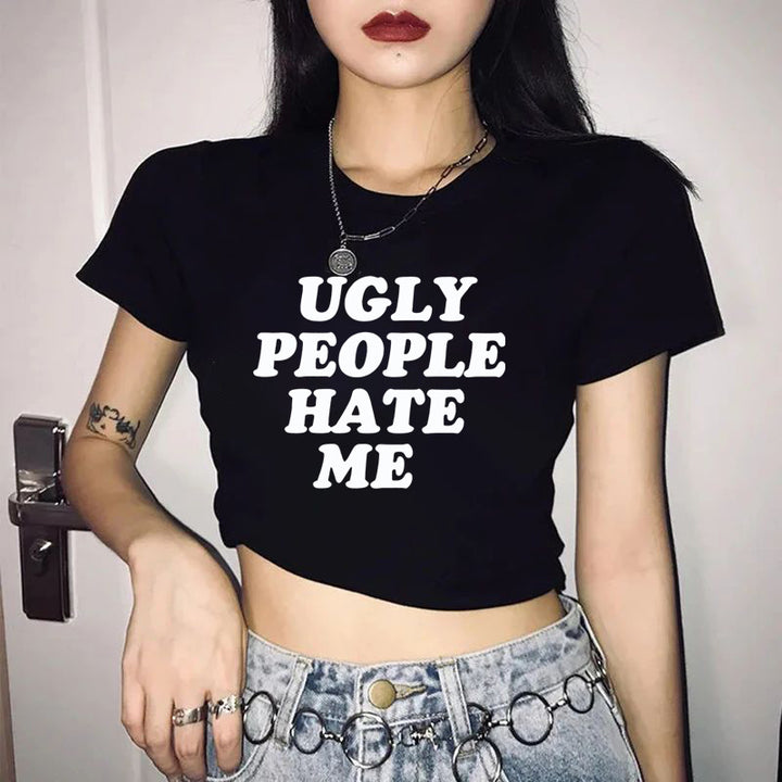 Dame Crop-T-shirt med individuelt motorcykelmotiv og elegant skrift Skovae