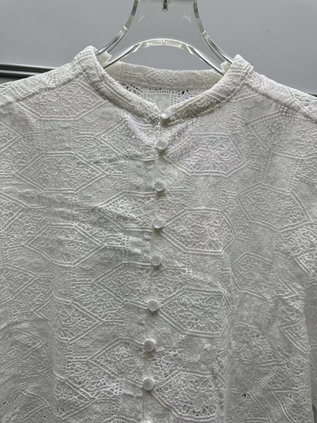 Dame spidsetop med elegante trompetærmer og fine detaljer Stilla