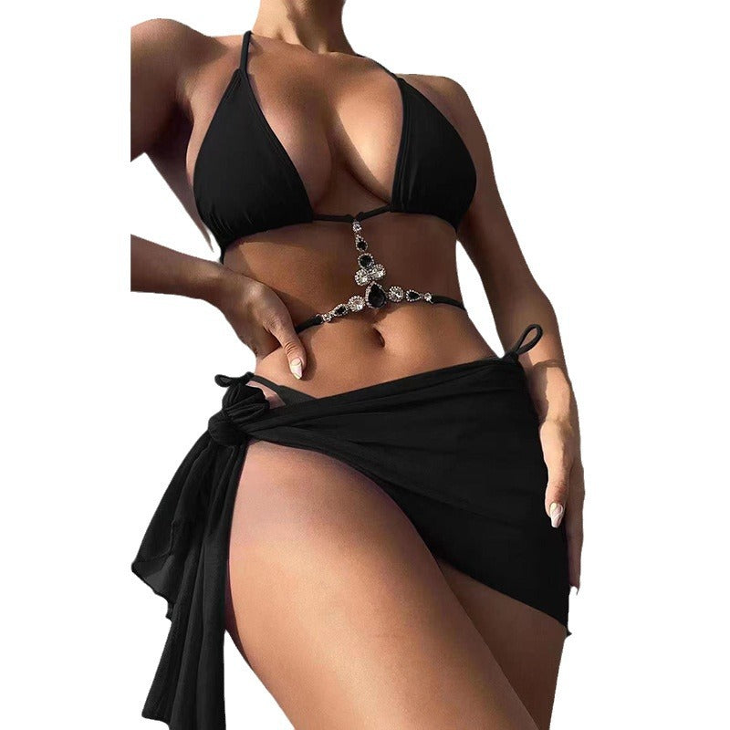 Dame Triangel-Bikini med glamourøse smykkedetaljer og asymmetrisk nederdel Stilla