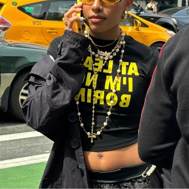 Damer cropped T-shirt med iøjnefaldende typografi-tryk Skovae