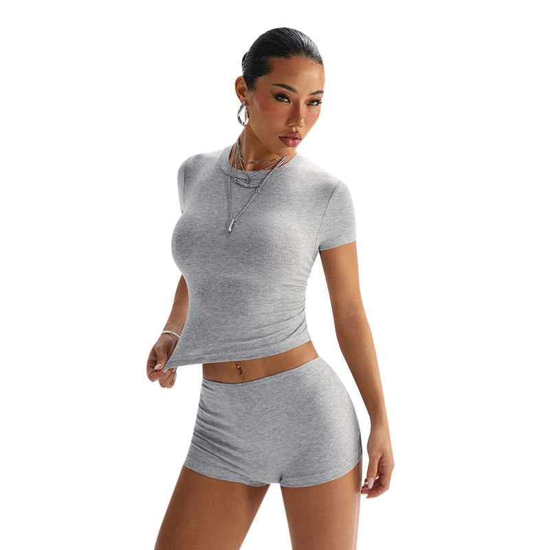 Dame sæt bestående af tætsiddende T-shirt og shorts Skovae