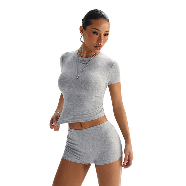 Dame sæt bestående af tætsiddende T-shirt og shorts Skovae