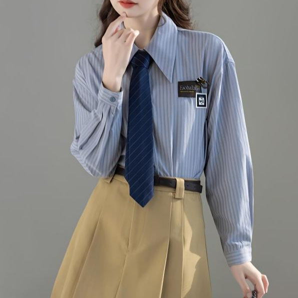 Kvinders klassiske stribede bluse med moderne kraveform Stilla