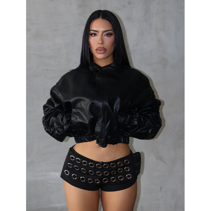 Damen modischer Minirock mit asymmetrischem Schnitt und metallischen Details Skovae
