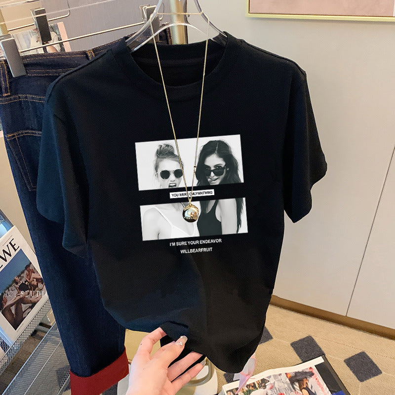 Dame T-shirt med kunstnerisk fototryk og moderne skrift Stilla