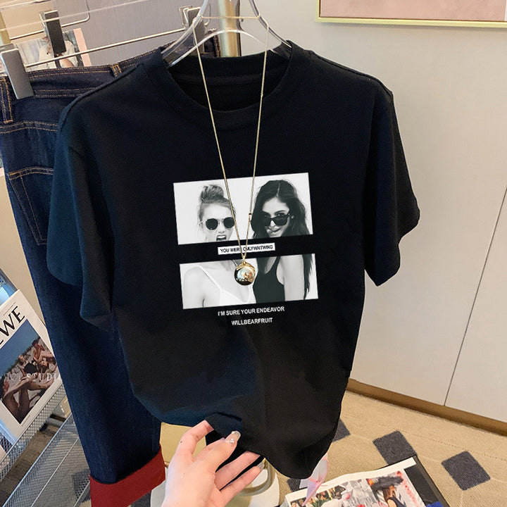 Dame T-shirt med kunstnerisk fototryk og moderne skrift Stilla
