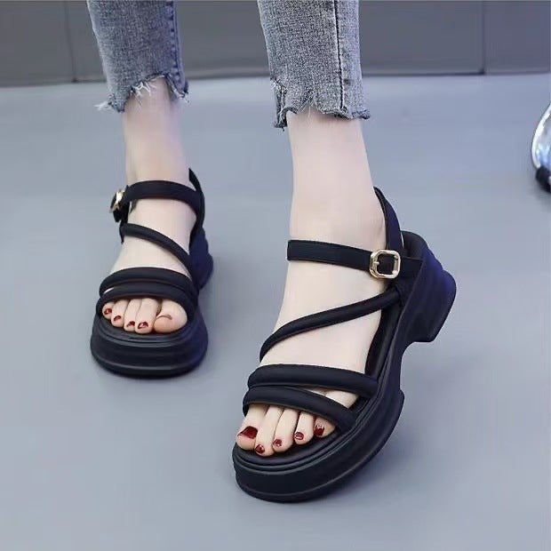 Dame Plateau-sandaler med moderne remdesign og skridsikker sål Stilla