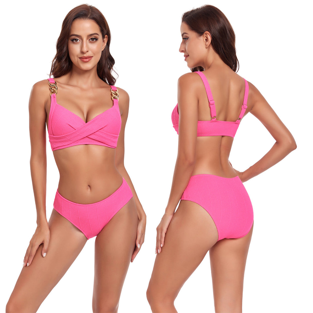 Dame bikini med krydsbåndsdesign og gyldne accenter Skovae