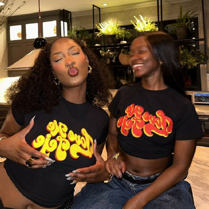 Dame Crop-T-Shirt med kreativt print og moderne design Skovae
