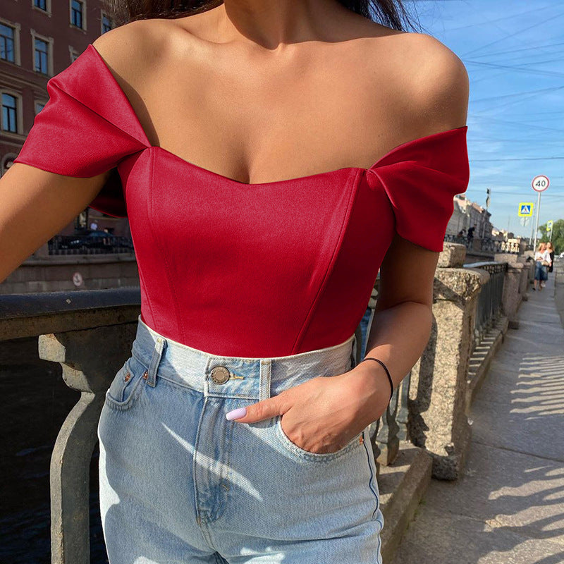 Dame elegant top med off-shoulder detaljer og volanger Stilla